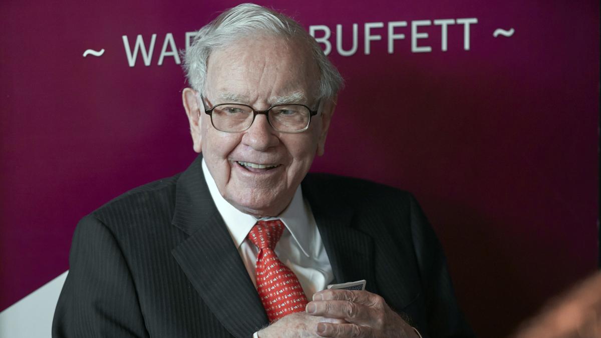 Warren Buffett lascia la guida di Berkshire Hathaway: il passaggio di testimone a Greg Abel