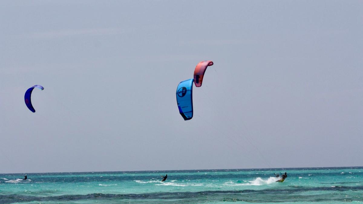Scopri la piattaforma perfetta per viaggiare e fare sport con sconosciuti: kite, padel e sci in compagnia dei tuoi coetanei