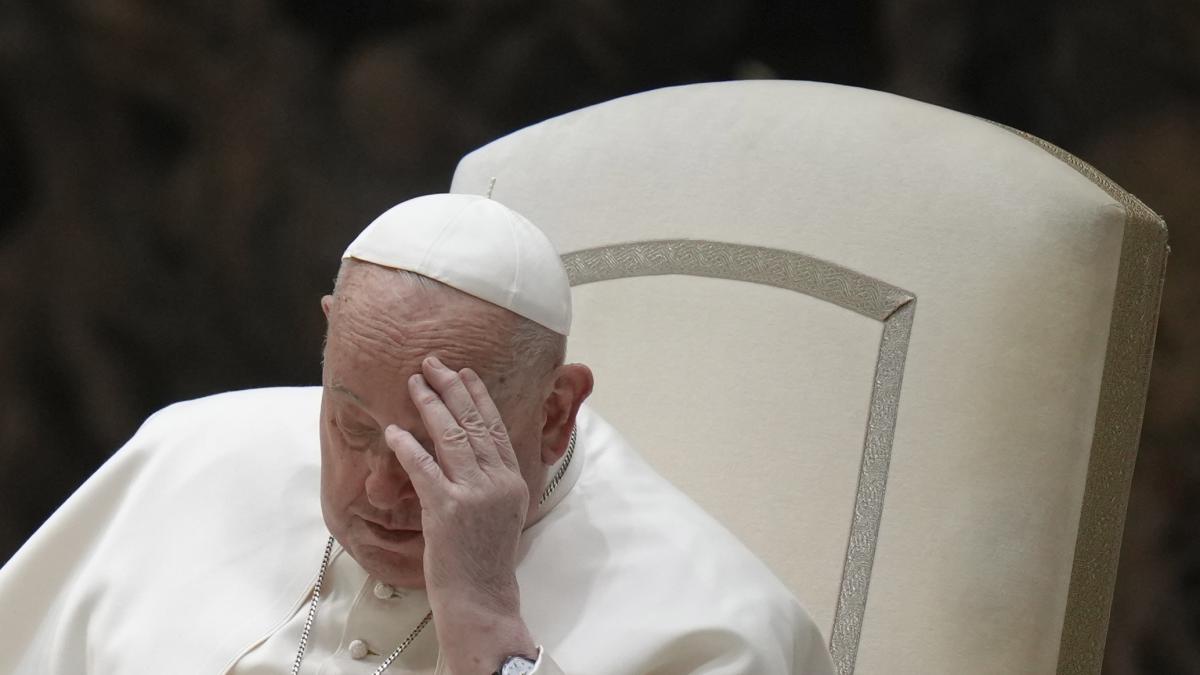 La situazione di salute di papa Francesco: «Non ha febbre, quadro clinico stazionario»