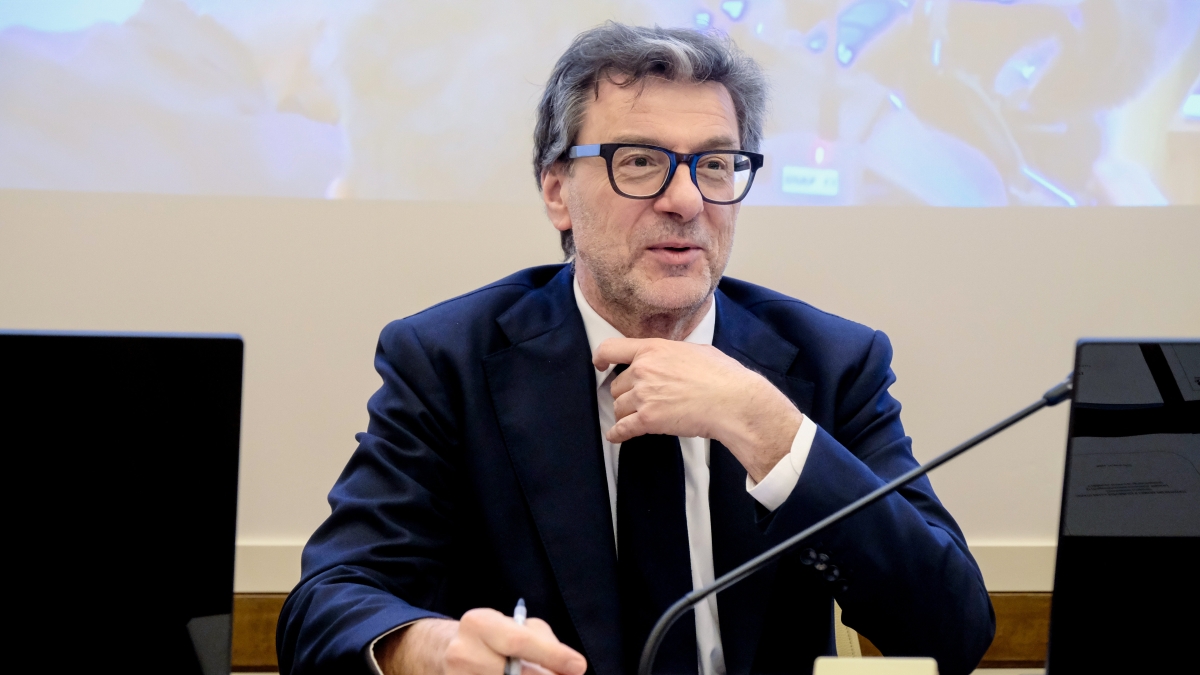 Giorgetti: «Basi solide per affrontare incertezze». Le critiche di Bankitalia e Corte dei Conti al Dfp: «Poco dettagliato»