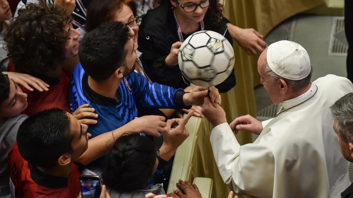 Papa Francesco rivela la sua passione segreta: “Il mio sport preferito è la palla di stracci, un gioco di squadra e amicizia”