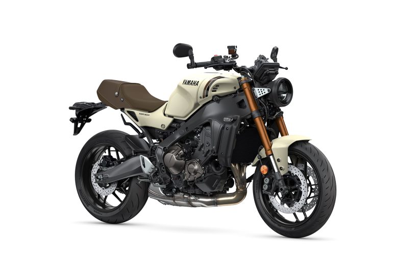 ヤマハ XSR900 (2025年モデル)発表！スマホ連携機能強化でヘリテージスポーツの新たな魅力