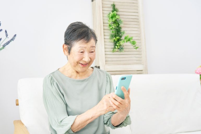 スマホ使用が高齢者の脳の健康を守る？認知機能障害のリスク低下に効果あり