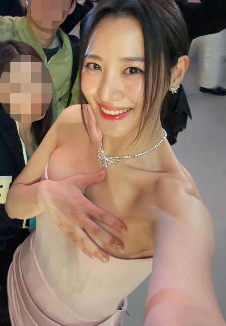 수현, 백상 시상식 비하인드 컷 공개! 넘치는 건강미에 모두 시선 고정 [DA★]