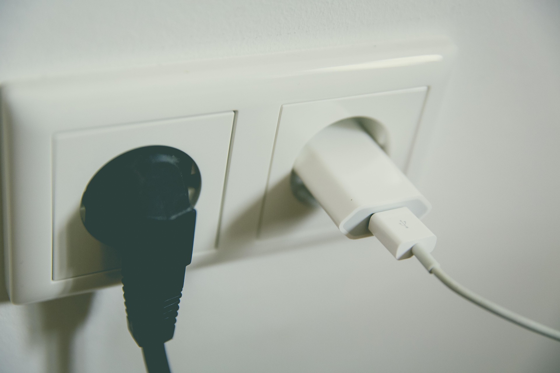 ¿Por qué no deberías dejar el cargador de móvil enchufado todo el día?