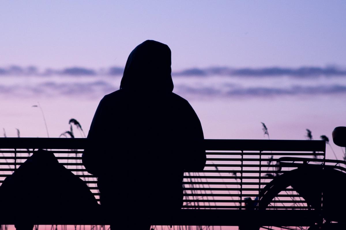 La Soledad Elegida: Por Qué Vivir Solo se Convierte en la Nueva Tendencia entre Jóvenes (y Psicólogos Explican por Qué)