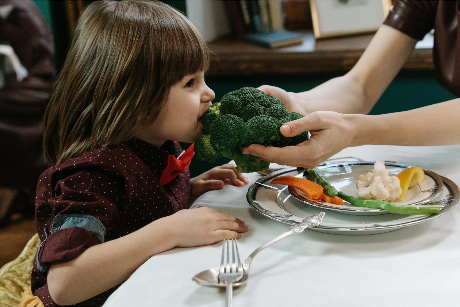 Lo que nadie te contó sobre la cena de tus hijos: el reloj interno también influye en su salud