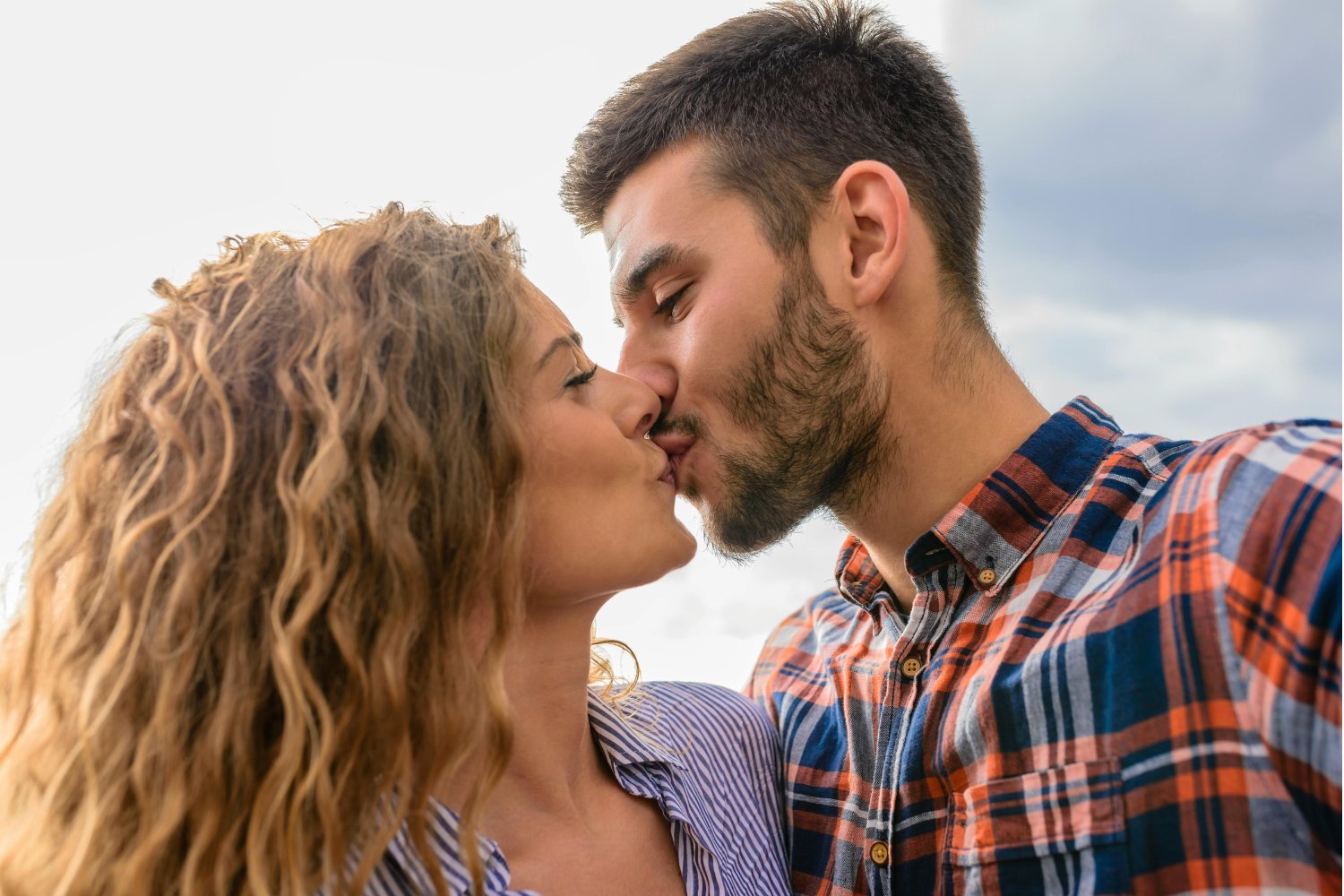 Lo que revelan los besos: una mirada íntima a sus efectos ocultos en la salud y las emociones