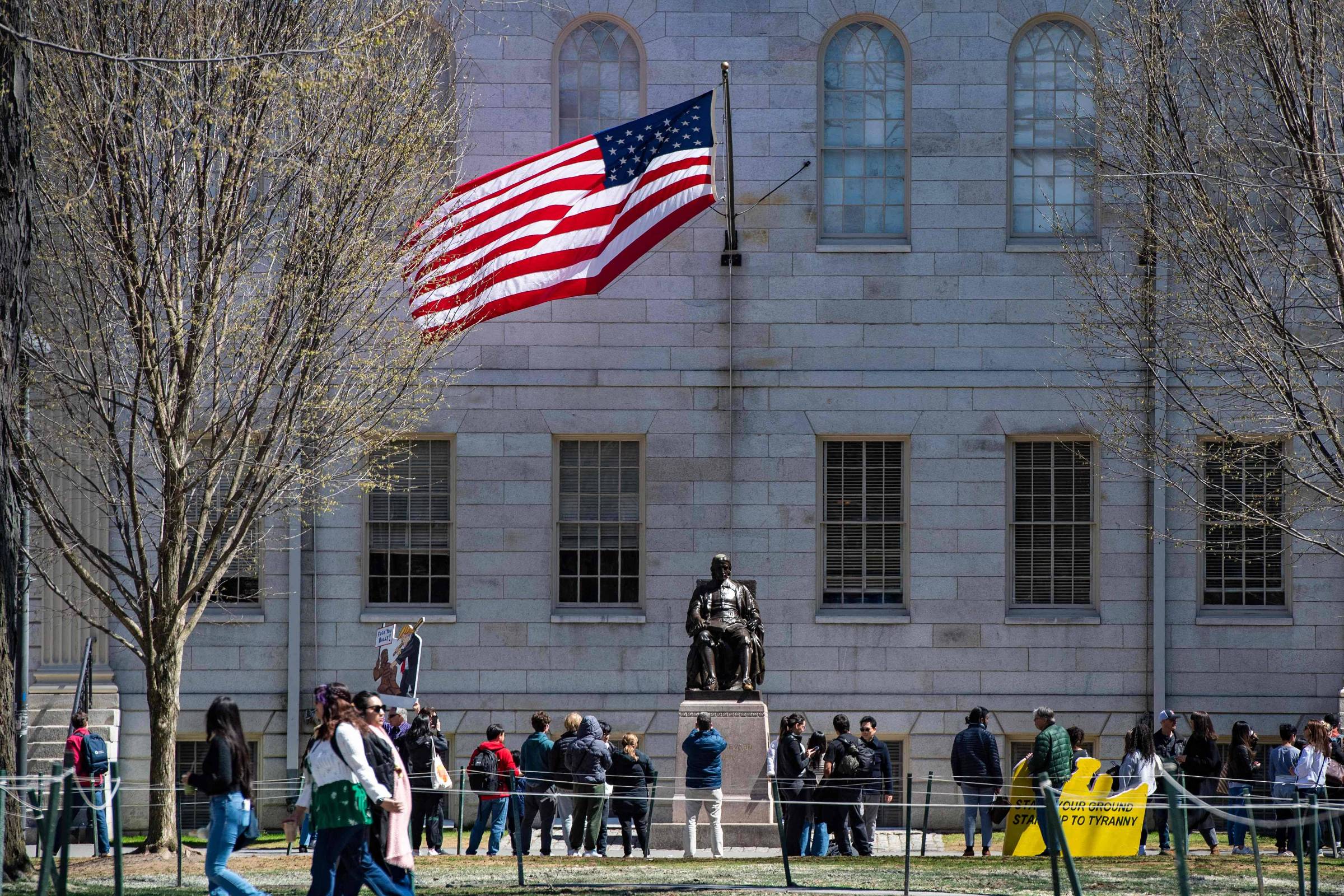 Trump Acusa Harvard de Ser Antissemita e de Apoiar Destrução dos EUA
