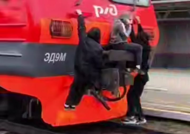 Опасные трюки на крыше поезда: Воронежцы в шоке от видео с подростками