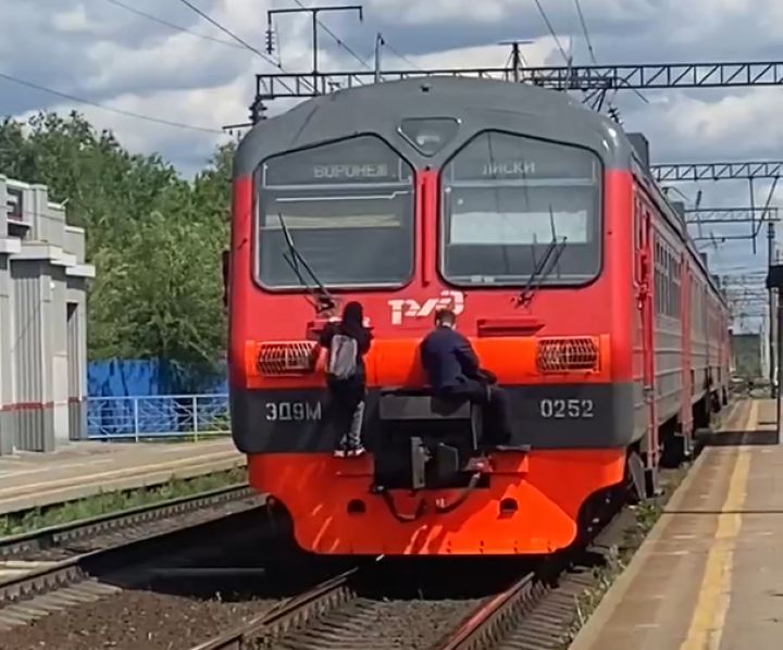 Опасное приключение на железной дороге: Воронежские подростки устроили смертельно опасный трюк на электричке