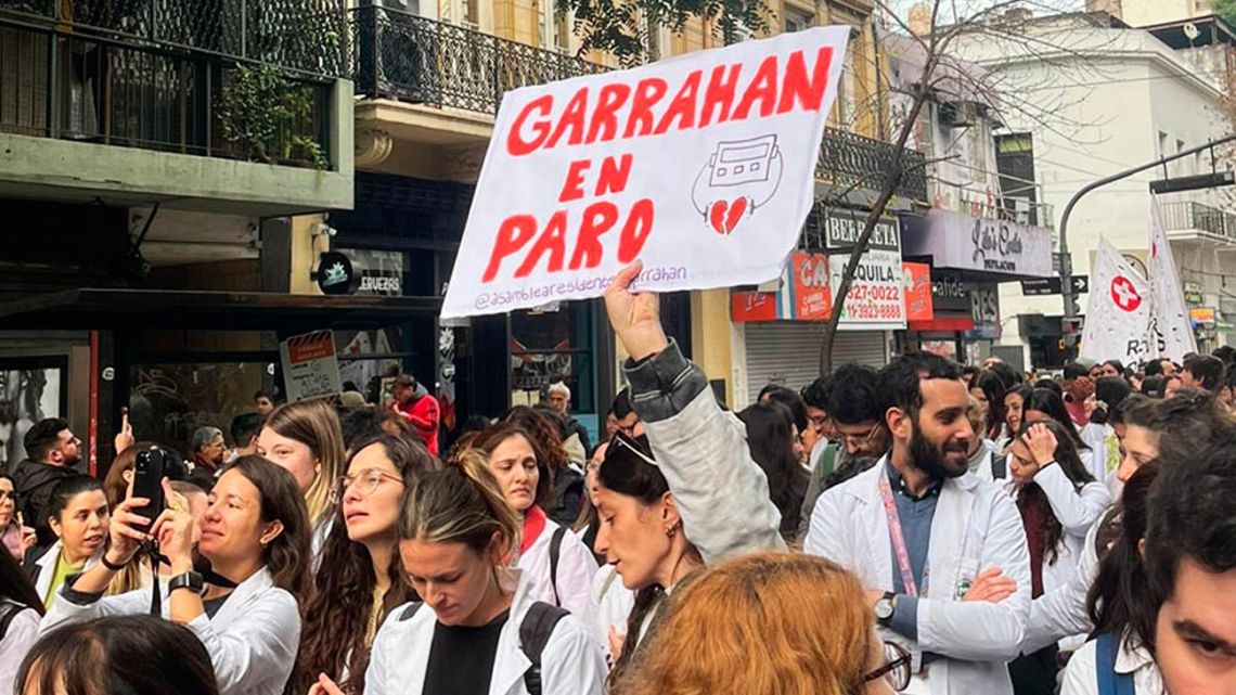 El Ministerio de Salud anunció un aumento, pero los residentes del Garrahan lo desmienten: "No recibimos ninguna propuesta"