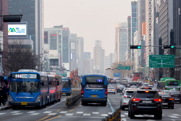 미세먼지, 탈모·우울증 넘어 실명 위험까지? 충격적인 건강 영향 분석 결과 공개