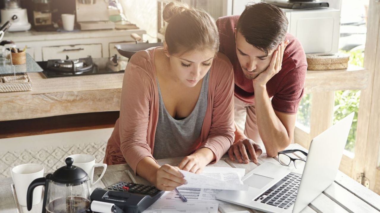 Guía Práctica para Entender Tu Recibo de Luz: Anomalías y Ahorros