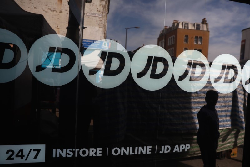 JD Sports、買収とコスト増で2025年度利益減少予想 - 今後の戦略は？