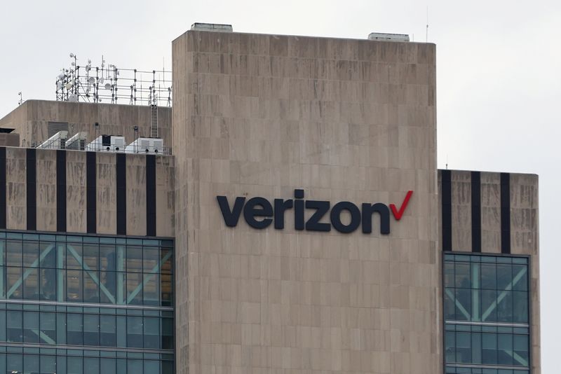 Belirsizlik Ortamında Telekom Hisseleri: Güvenli Liman mı, Risk mi?