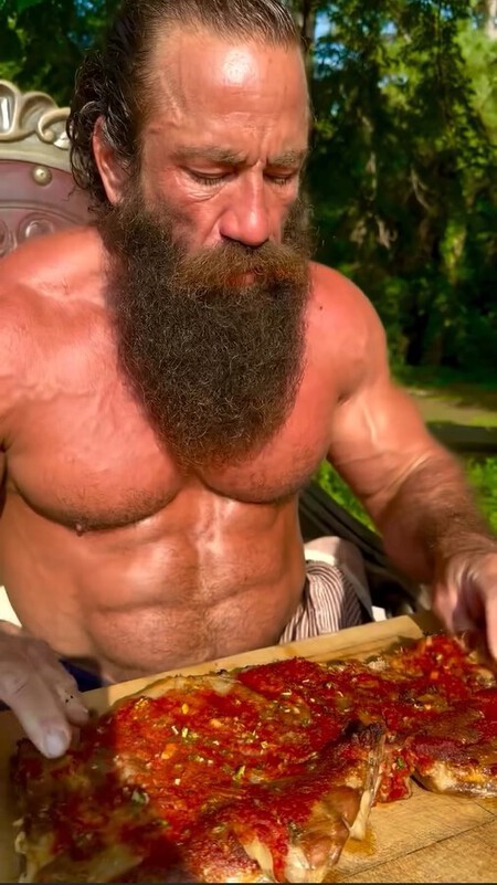 "Estilo de vida ancestral": destapan a un influencer que comía carne cruda para vivir "natural", hace un documental y acaba en la cárcel