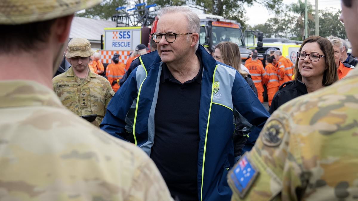 Kritik Membara: Respons Anthony Albanese Terhadap Banjir NSW Dikritik 'Tidak Memadai' Saat Tiba di Taree
