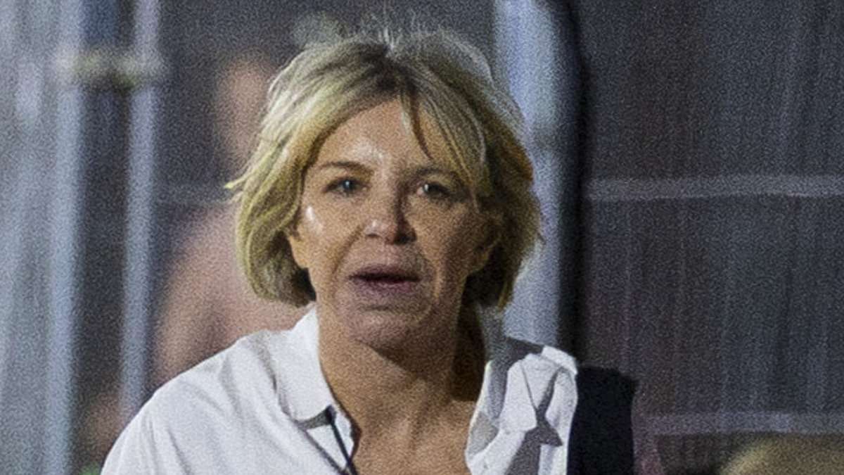 Leslie Ash, 65, Shines at Lido Festival with Pink Walking Stick – A Resilient Return!