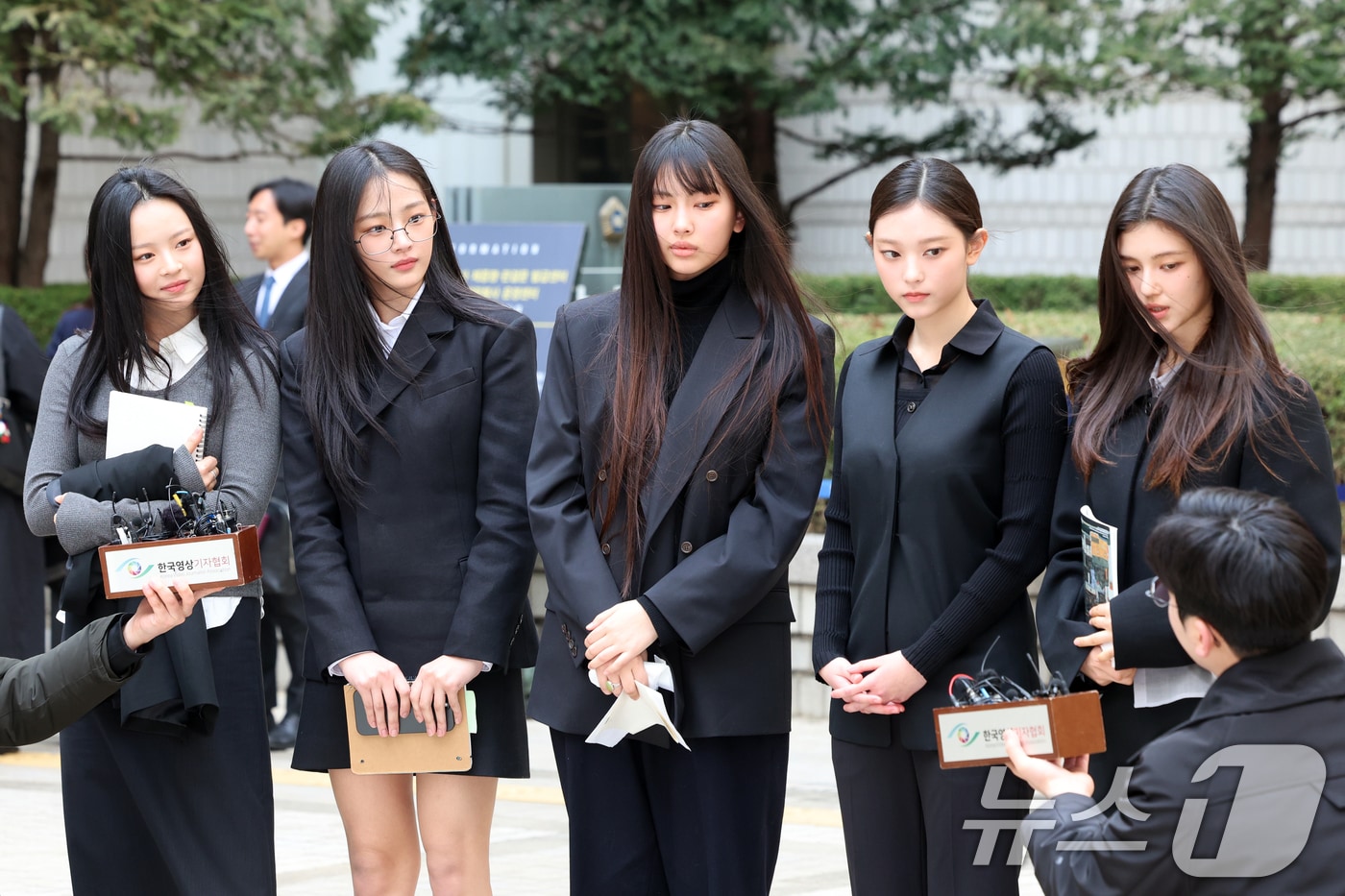 뉴진스, 어도어와 전속계약 분쟁...독자 활동에 제동