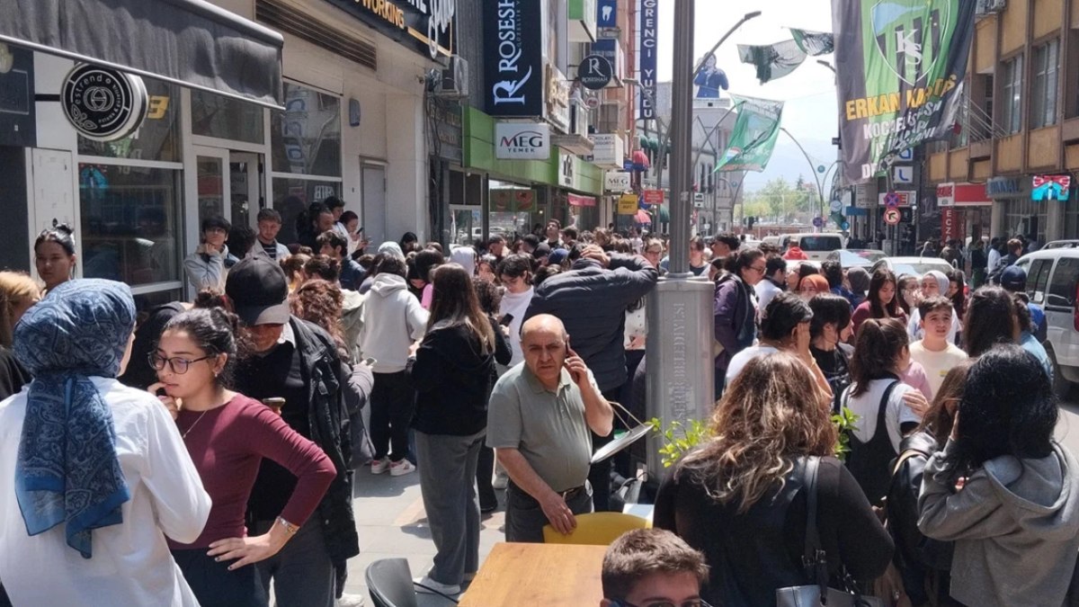 İstanbul'da Deprem Korkusuyla Evlerine Giremeyenler İçin İyimser Haber: Okul Bahçeleri ve Spor Salonları Kullanıma Açıldı