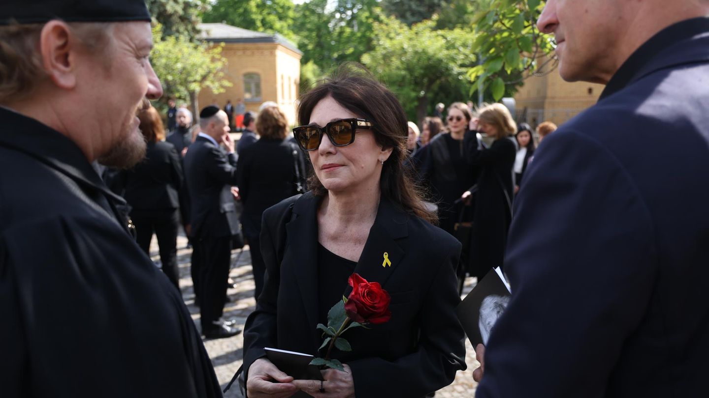 Abschied von einer Zeitzeugin: Bilder der bewegenden Trauerfeier für Margot Friedländer
