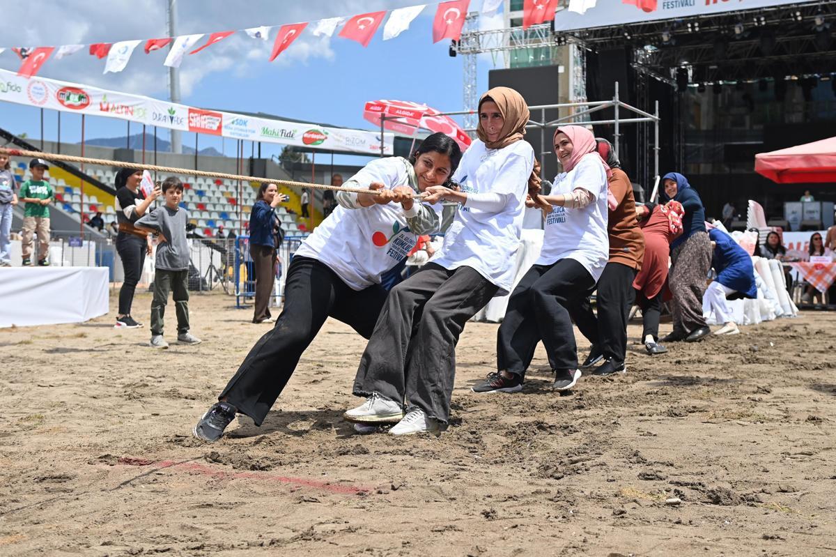 Kumluca'da Kadınlar Matinesi Eğlencesi: Renkli ve Eğlenceli Anlar