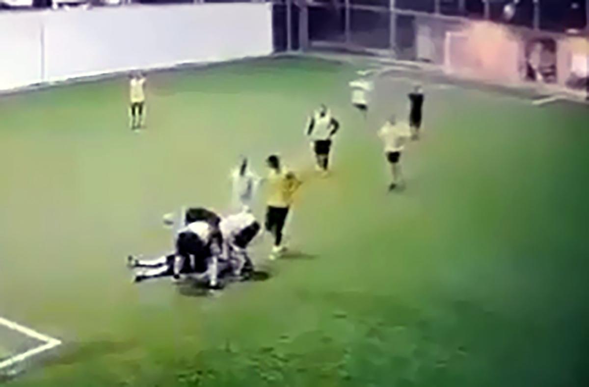 Halı Sahada Futbol Oynarken Kalp Krizi: Acı Son!