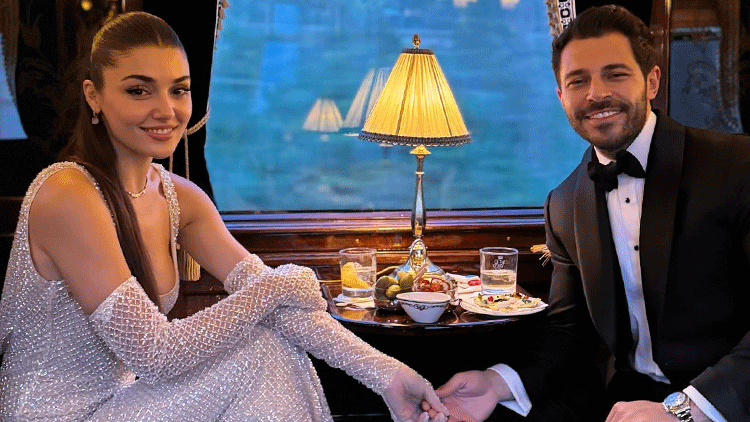 Hande Erçel ve Hakan Sabancı'nın Romantik Tatili: Evlilik Teklifi mi Geldi?