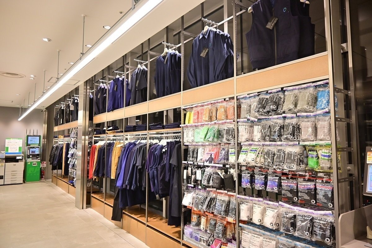 ファミマ、なぜ服を売るのか？コンビニ戦略の意外な一手と、激化するコンビニ戦争の行方