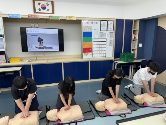 생존 기술 교육, 학교로 간다! 강북구, 초·중·고등학생 대상 응급처치 교육 실시