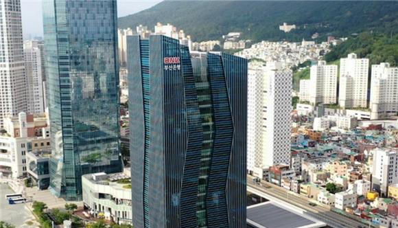 BNK금융, 부산·경남 건설사 부도 여파에 리스크 직면...자산 건전성 우려