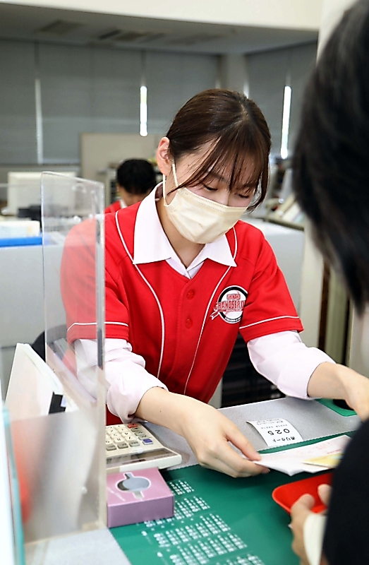 信濃グランセローズを応援！ 諏訪信用金庫が赤いユニフォームで地域を盛り上げる熱い取り組み
