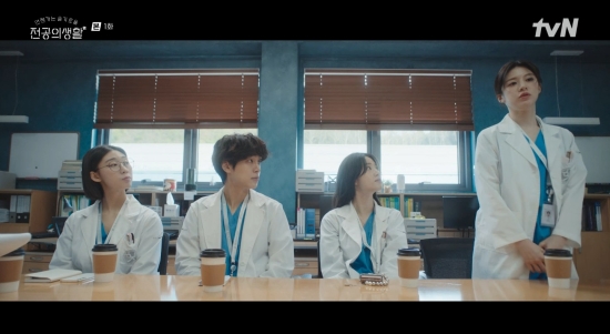 산부인과 4인방의 새로운 시작! '언슬전' 고윤정X신시아X강유석X한예지, 전공의 생활 시작