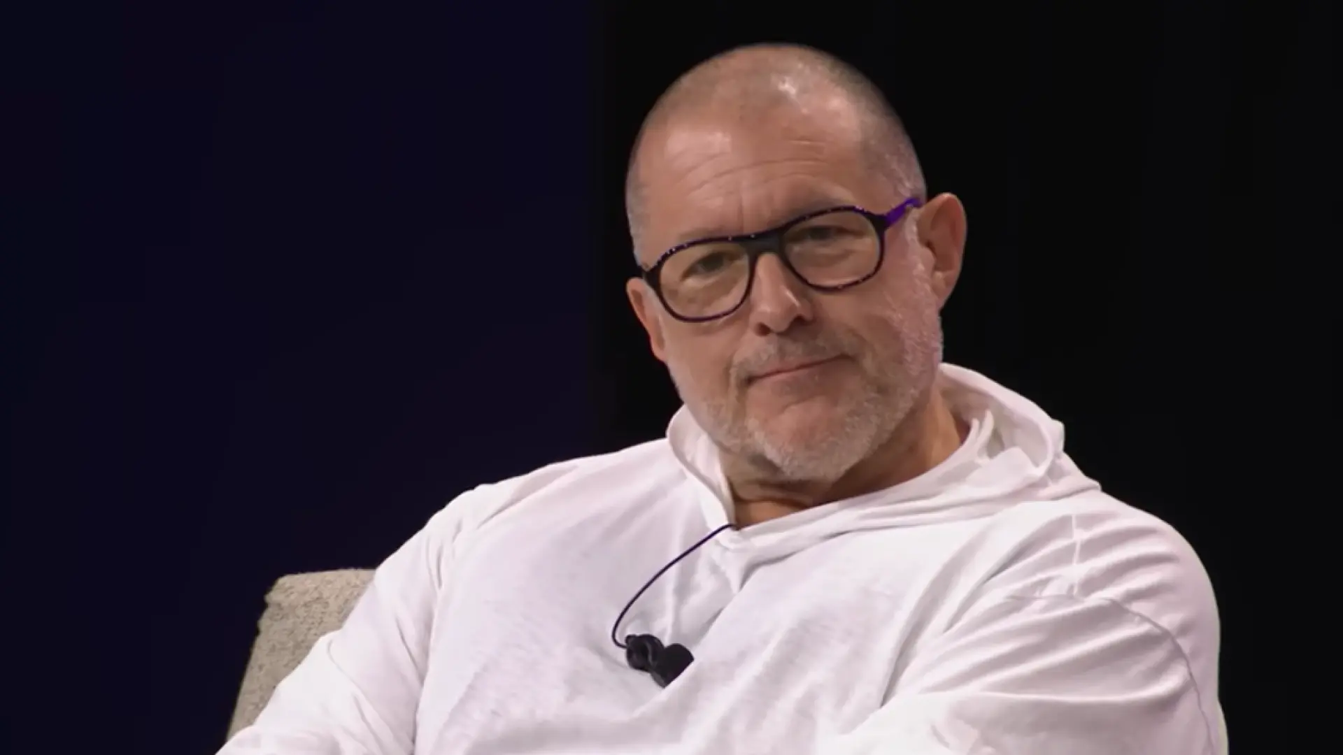 Jony Ive Advierte: La Innovación Tecnológica Requiere Responsabilidad Ante sus Consecuencias Inesperadas