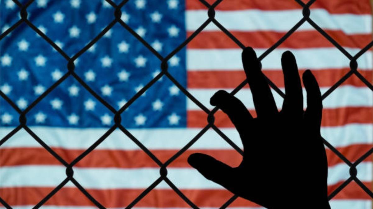 ICE y Palantir: La Polémica IA que Rastrea a Migrantes y Desata la Alarma por Privacidad