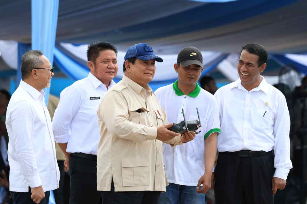 Prabowo Tebar Benih Padi Dengan Teknologi Drone Pertanian di Sumsel