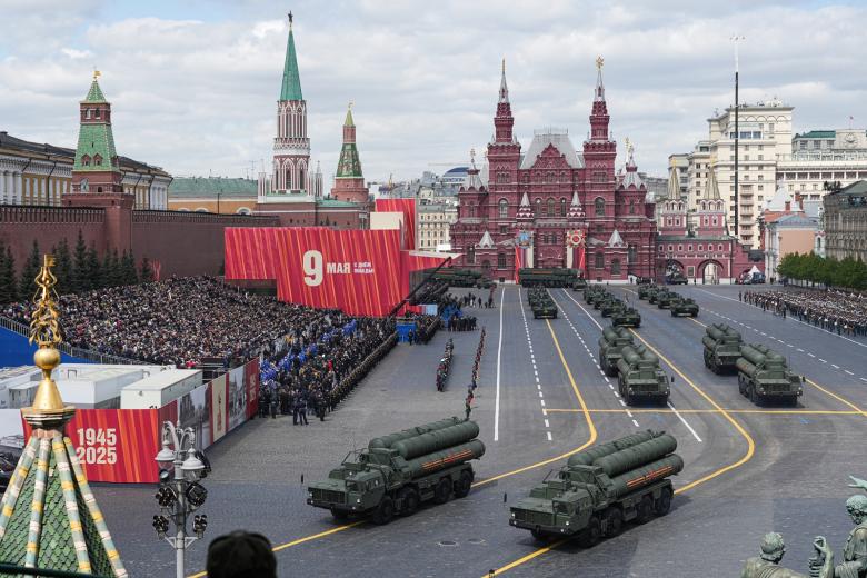 Звезды на параде и в сердцах: Как российские артисты поздравили с 9 Мая