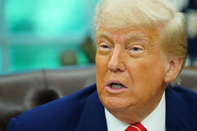 Трамп использует Камалу Харрис, чтобы заставить звезд молчать: анализ политолога