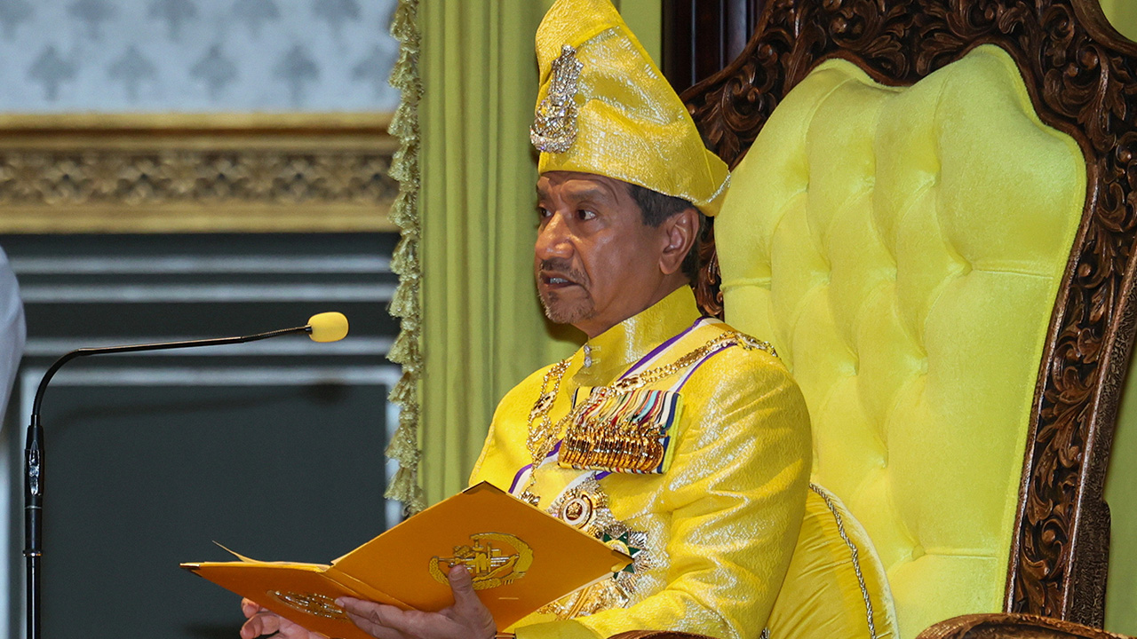 Penjawat awam perlu kuasai bidang pengurusan strategik, korporat, kewangan antarabangsa - Sultan Mizan