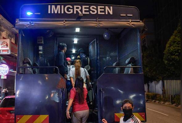 Ratusan Warga Asing Disita dalam Operasi Menggemparkan di Kuantan: Imigresen Pahang Melancarkan Serangan ke Premis Hiburan