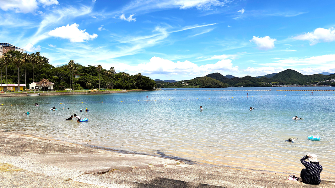【長崎県】大村湾随一の美しさ！ 川棚・大崎海水浴場が開場！ 初泳ぎを楽しむ家族連れの笑顔