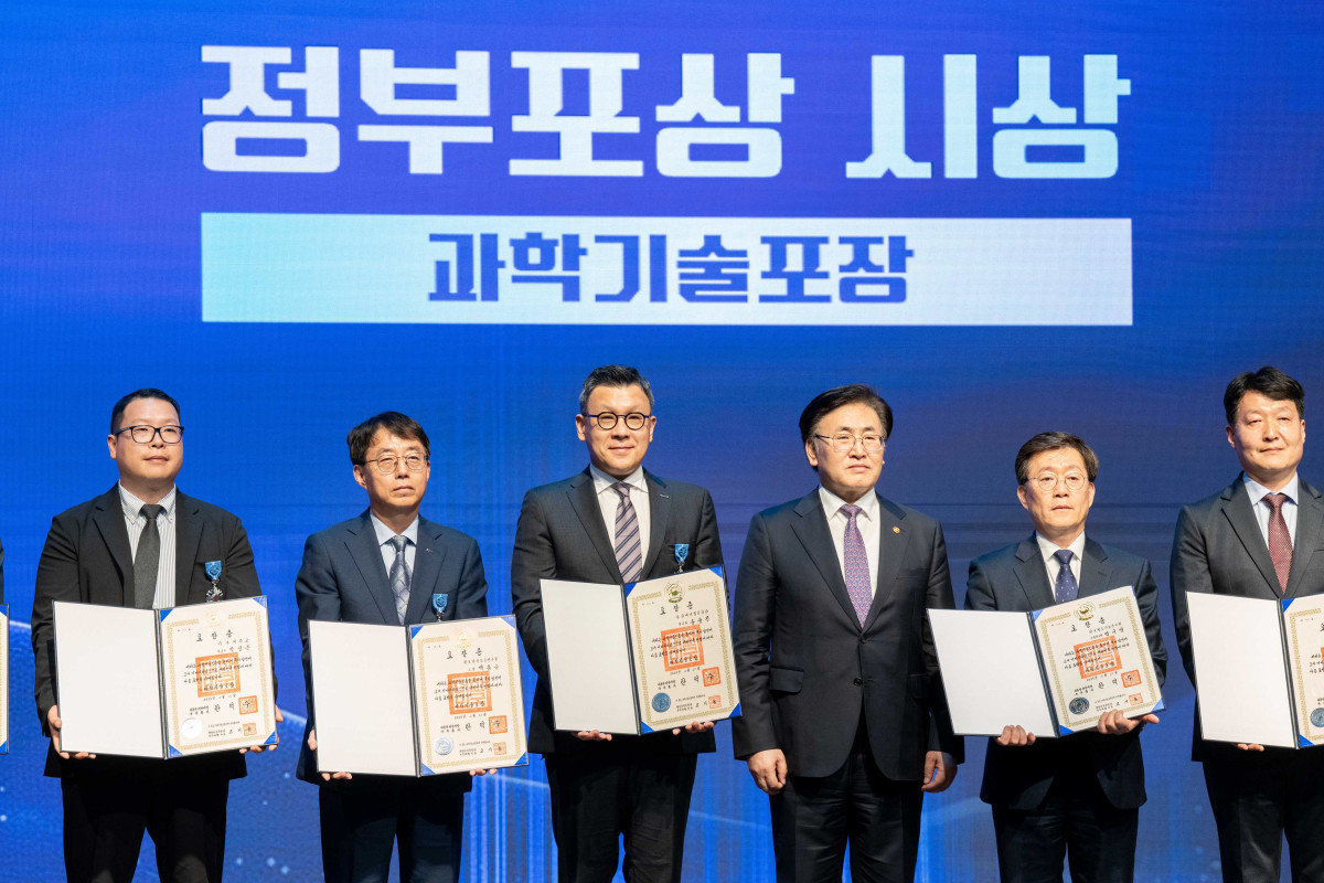 두산에너빌리티 송용진 사장, 과학기술 발전에 기여 공로 인정받아 정부 포장 수상!