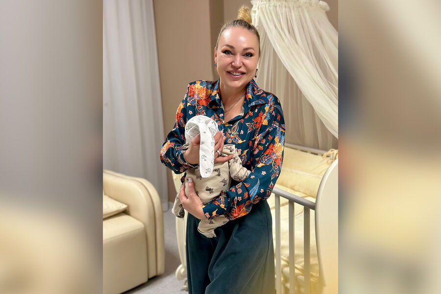 Алла Довлатова стала крестной матерью своего внука:]interview на церемонии "Золотой Граммофон"