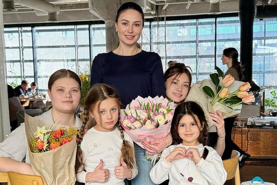 Ольга Ушакова снялась со своими четырьмя дочерьми: трогательное семейное фото