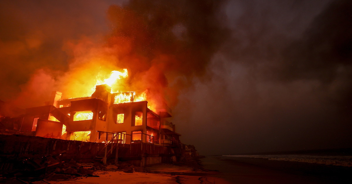 Incendi in California: il terrore di Los Angeles, Paris Hilton vede la sua casa distrutta in diretta tv