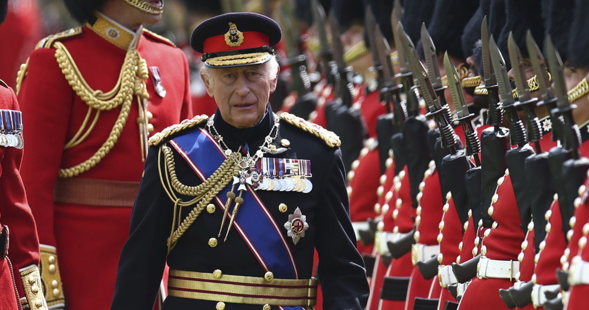 Re Carlo al Trooping the Colour, quella carrozza che risveglia i timori per la salute...