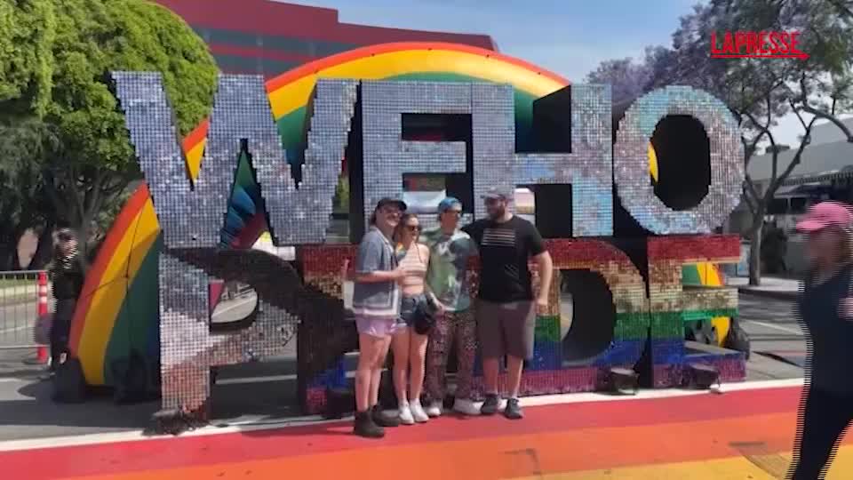 Hollywood, in migliaia al WeHo Pride: una delle più grandi celebrazioni LGBTQ+ degli Usa
