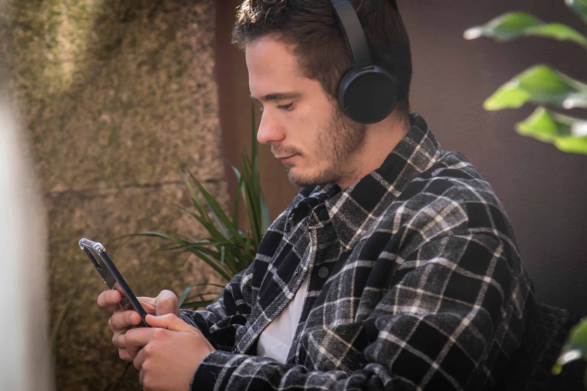 Os Perigos Ocultos dos Fones de Ouvido com Cancelamento de Ruído: Efeitos na Saúde