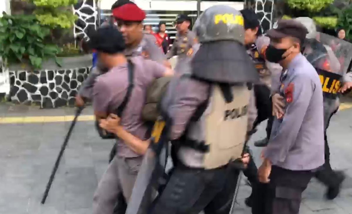 Sukabumi Rusuh: Demo Tolak UU TNI Bentrok dengan Polisi, Wartawan Ikut Terluka